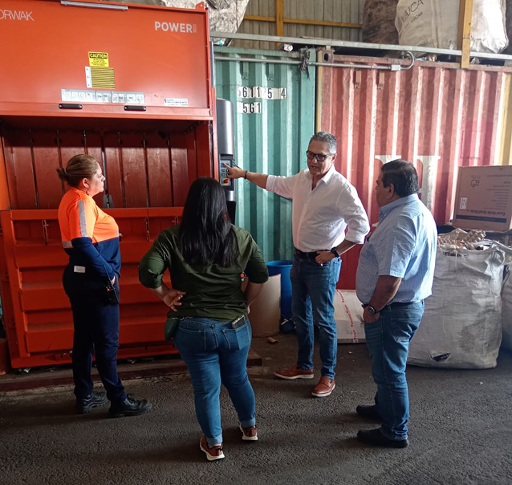 Visita del alcalde y gestora ambiental Munic. de San Vito